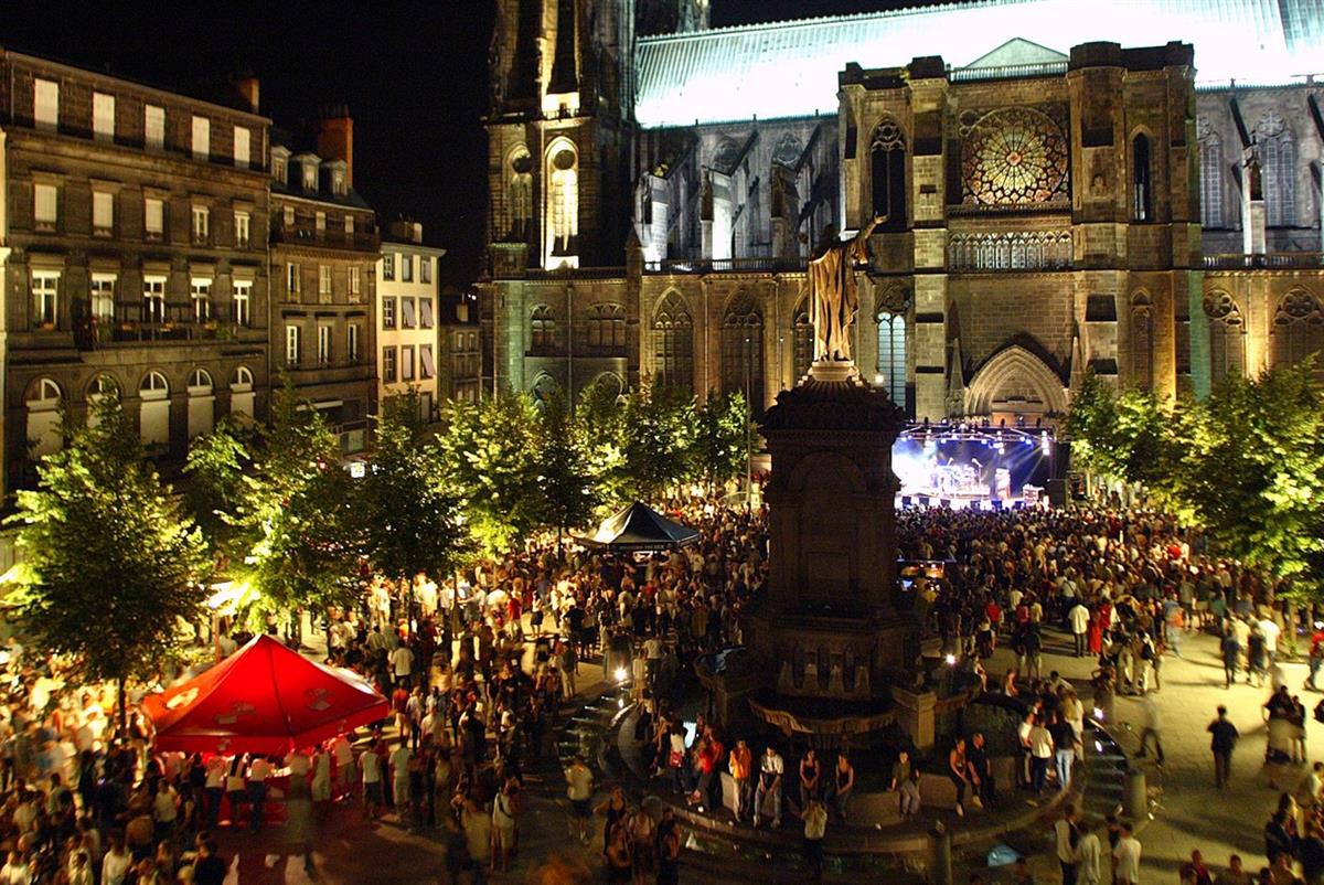 Clermont Ferrand : place de la Victoire - Photo : Danyel Massacrier 